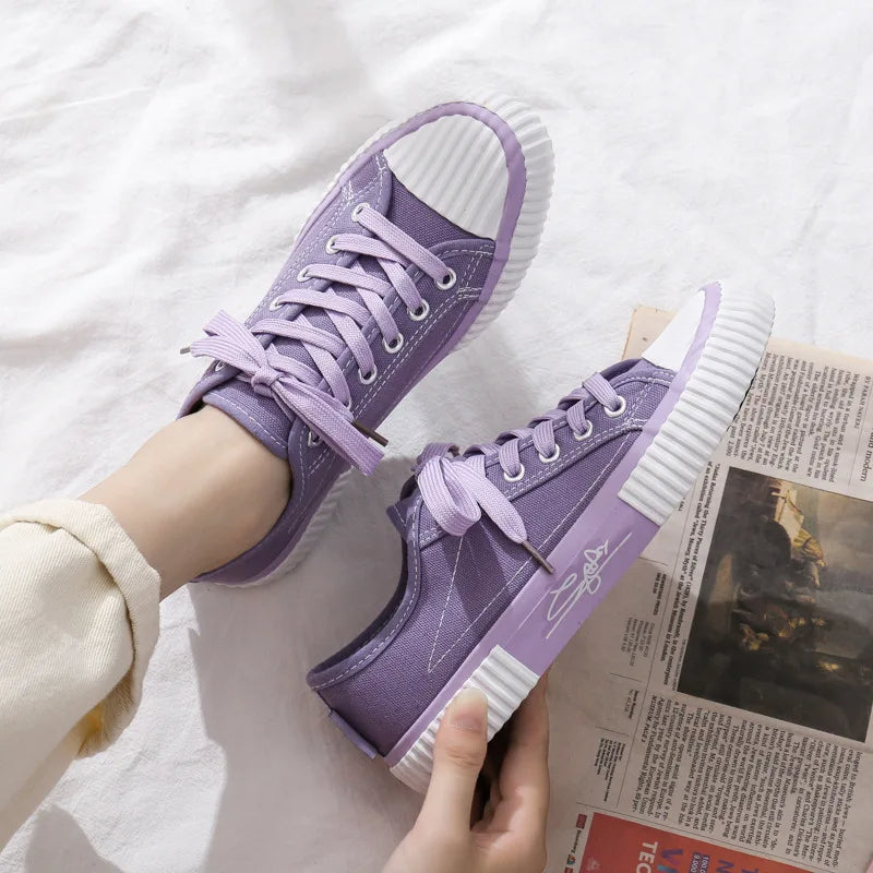Lila Sneaker aus Segeltuch, Damen, mit weißer Sohle, lässig, modisch, bequem.