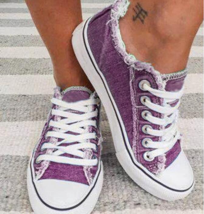 Lila Sneaker aus Canvas mit weißen Schnürsenkeln, lässiger Stil, ideal für Freizeitmode.