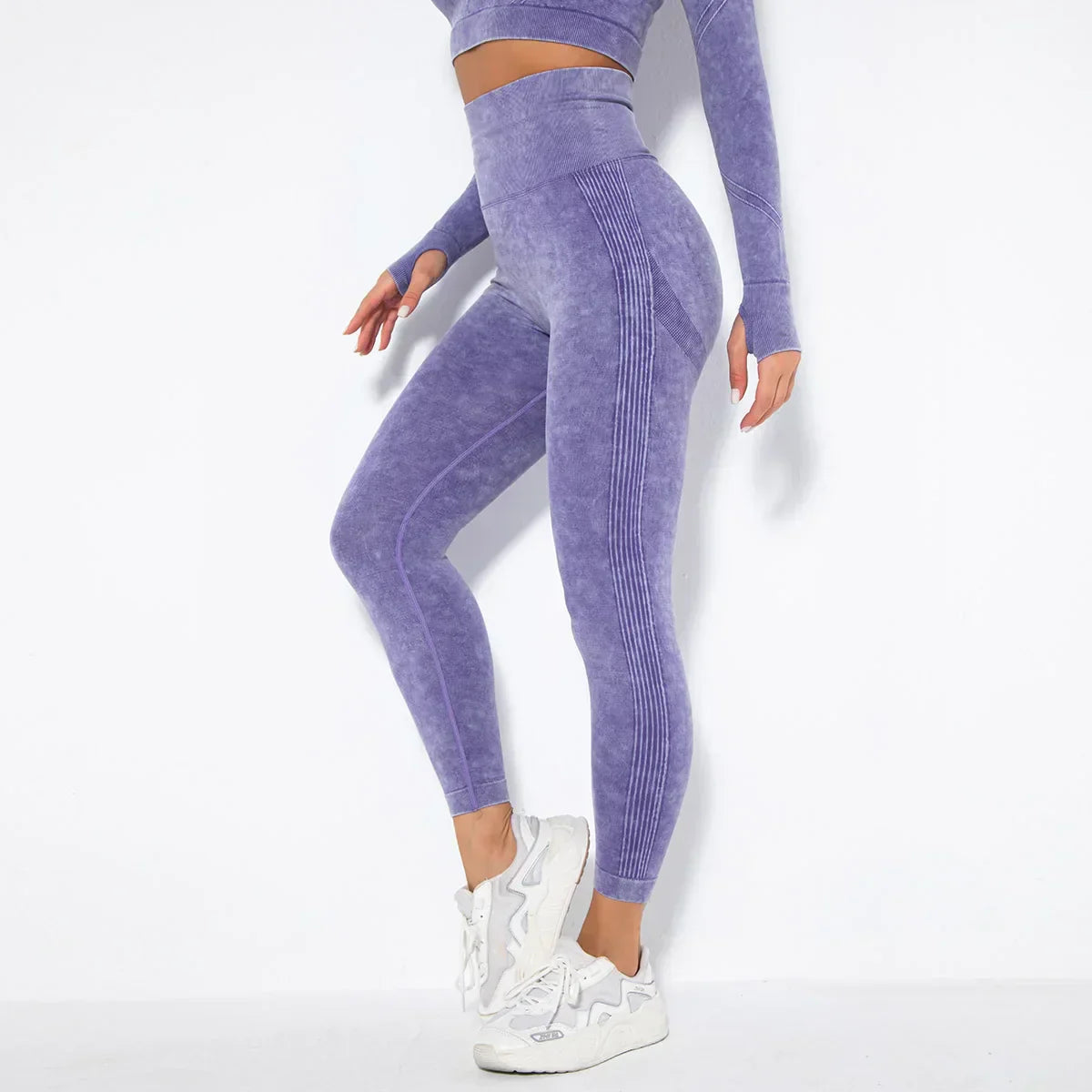 Frau in lila nahtloser Sportleggings und Crop-Top, Fitnessmode, bequeme Sportbekleidung.