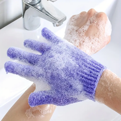 Lila Peelinghandschuh mit Schaum, ideal für sanfte Hautreinigung und Peeling im Badezimmer.