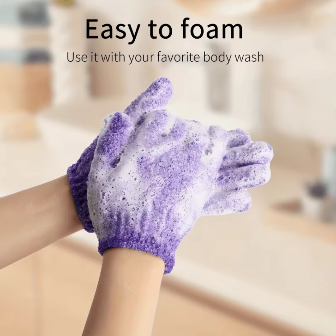 Lila Peeling-Handschuhe beim Schäumen, ideal für Körperpflege und sanfte Hautreinigung.
