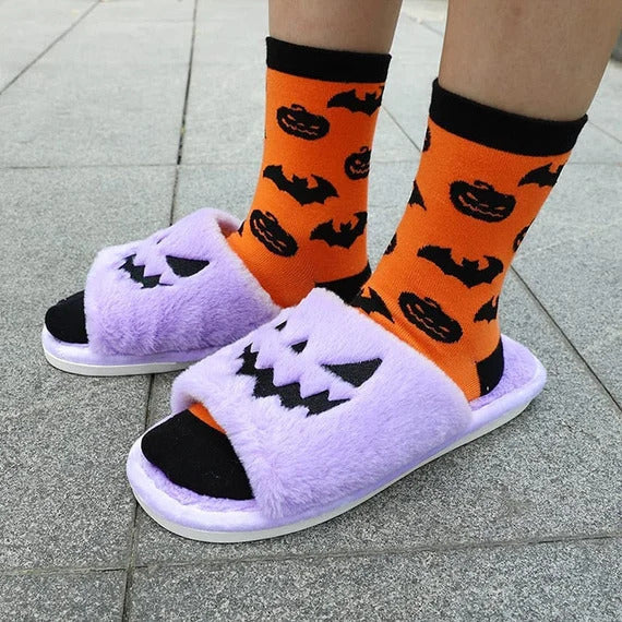 Lila Plüsch-Hausschuhe mit Kürbisdesign, Halloween-Socken, orange mit Fledermäusen.
