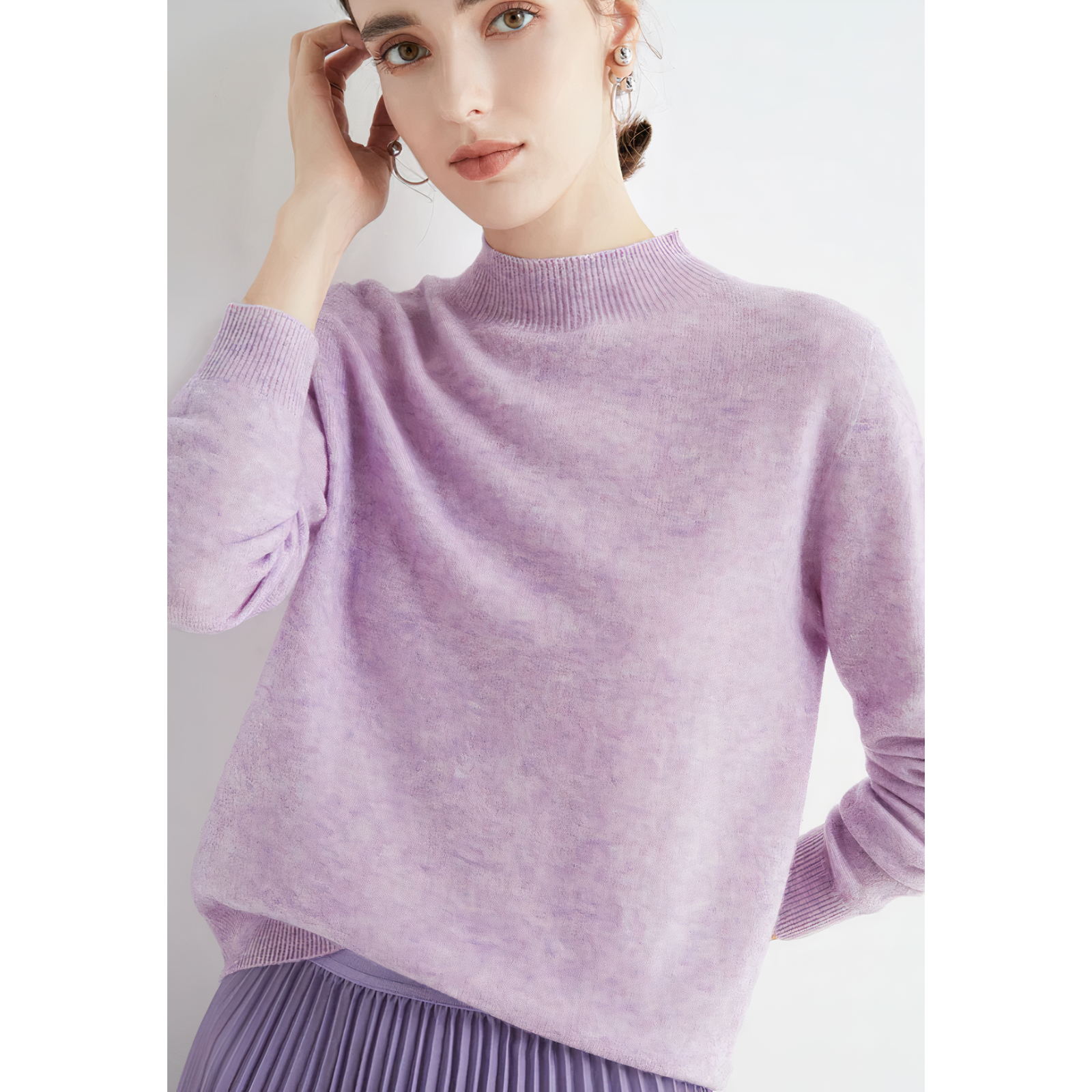 Frau in lila Pullover und Rock, elegantes Outfit, Mode für Damen, pastellfarben, Herbstmode.