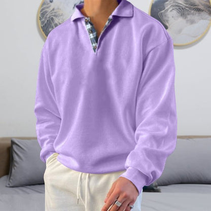 Lila Herrenpullover, Langarm, Polo-Kragen, Freizeitmode, Baumwolle, Wohnzimmer-Hintergrund.