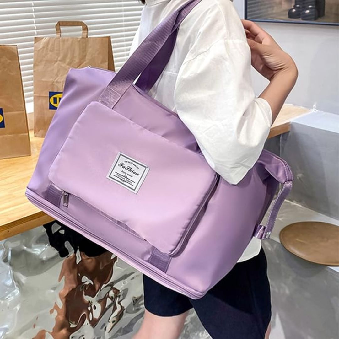 Frau mit großer lila Reisetasche aus Nylon, modisch, praktisch, ideal für Reisen.