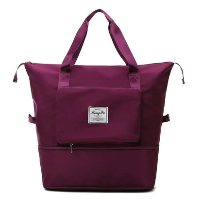Lila Reisetasche aus Nylon mit Reißverschluss, geräumig, ideal für Reisen und Alltag.