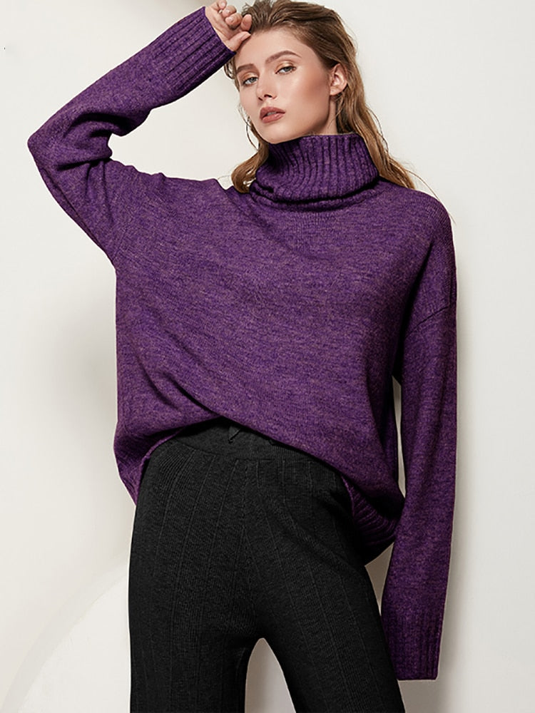 Frau in lila Rollkragenpullover und schwarzer Hose, modisch, Herbstmode, Strickkleidung.