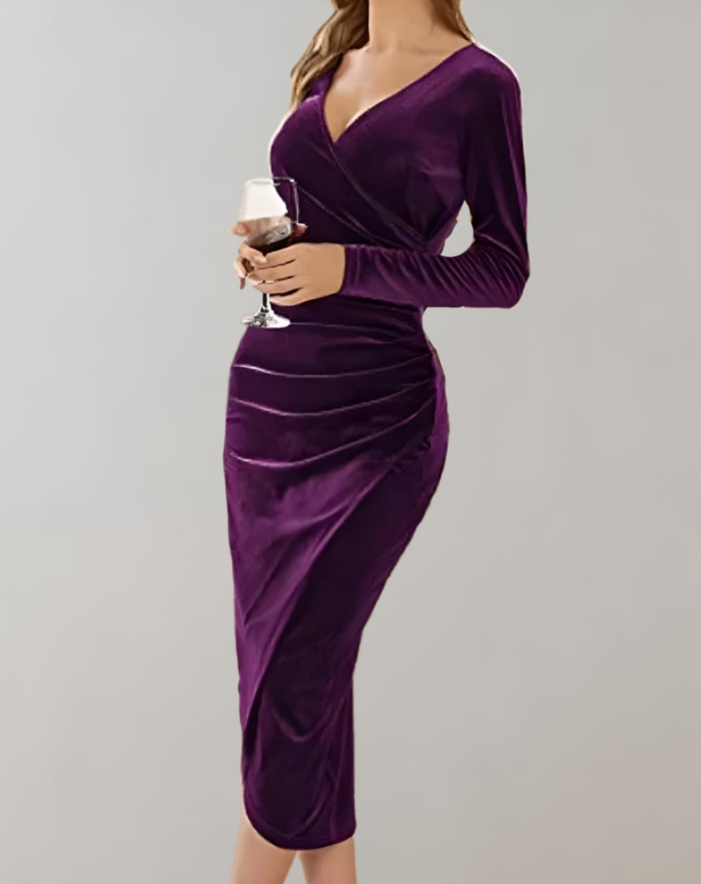 Frau in lila Samtkleid mit Weinglas, elegantes Abendkleid, langärmelig, V-Ausschnitt.