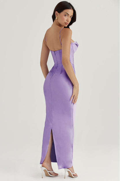 Frau in lila Satin-Abendkleid mit Spaghettiträgern, Rückenausschnitt, elegantes Design.
