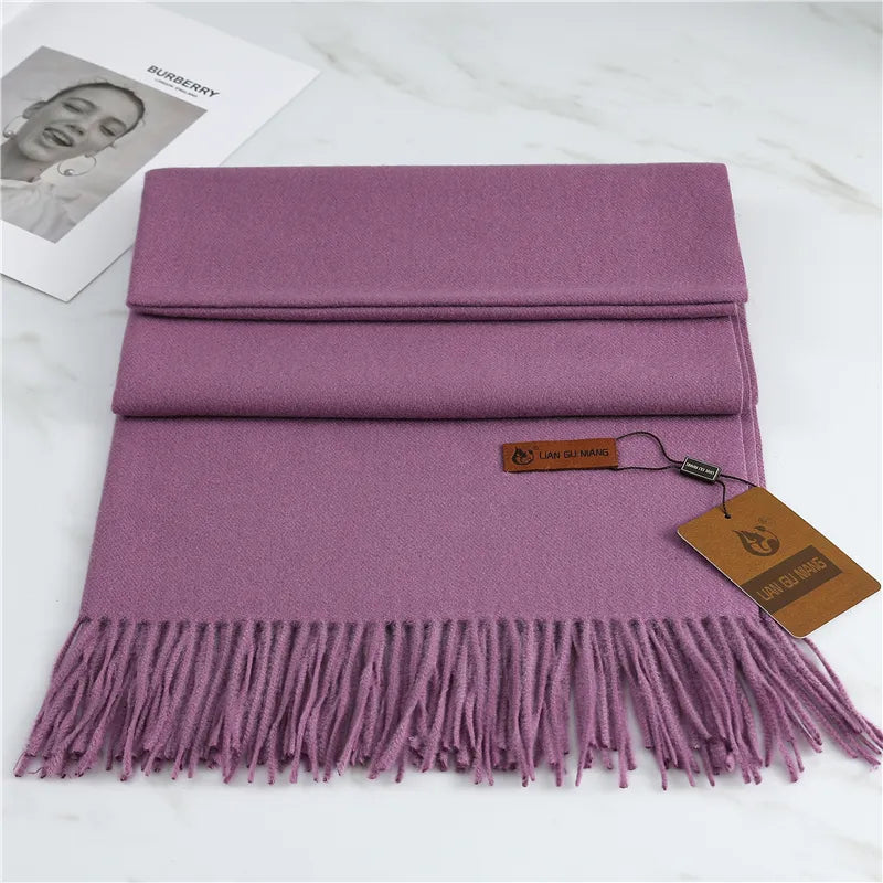 Lila Kaschmirschal mit Fransen, weiches Material, elegantes Design, ideal für kalte Tage.