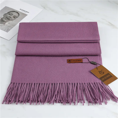 Lila Kaschmirschal mit Fransen, weiches Material, elegantes Design, ideal für kalte Tage.