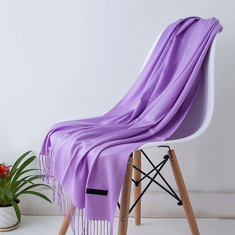 Lila Kaschmirschal auf weißem Stuhl, weiches Material, modisches Accessoire, Wohnzimmerdeko.