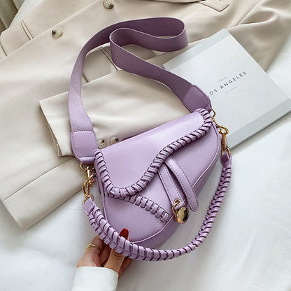 Lila Umhängetasche Damen, Leder, modisch, geflochtener Riemen, goldene Details, elegant.