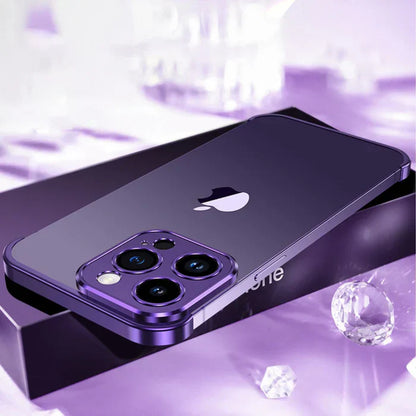 Lila iPhone auf schwarzer Box, glänzend, dreifache Kamera, modernes Smartphone-Design.