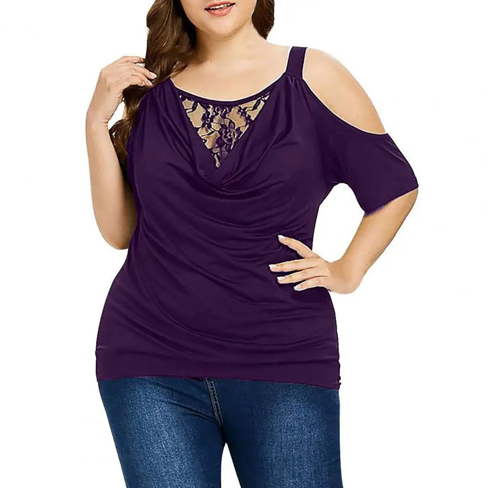 Frau in lila Cold-Shoulder-Top mit Spitze, Plus-Size-Mode, lässig, elegant, Damenbekleidung.