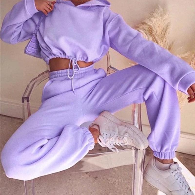 Lila Damen-Sportanzug, Kapuzenpullover und Jogginghose, Freizeitmode, Baumwolle.