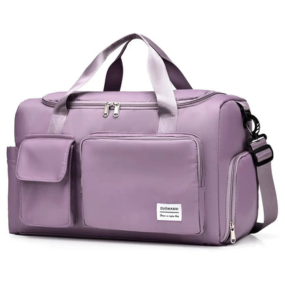 Lila Reisetasche aus Nylon mit mehreren Fächern und verstellbarem Schultergurt.