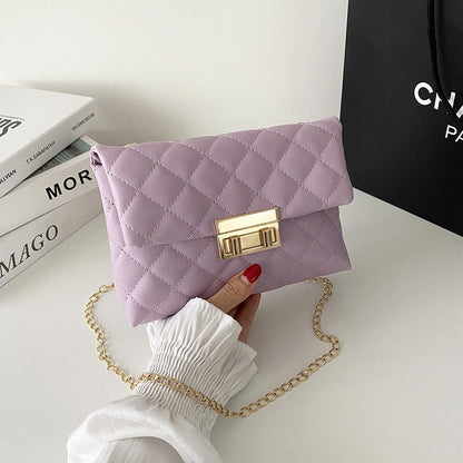 Lila gesteppte Umhängetasche mit goldener Kette, elegantes Design, Damenmode Accessoire.