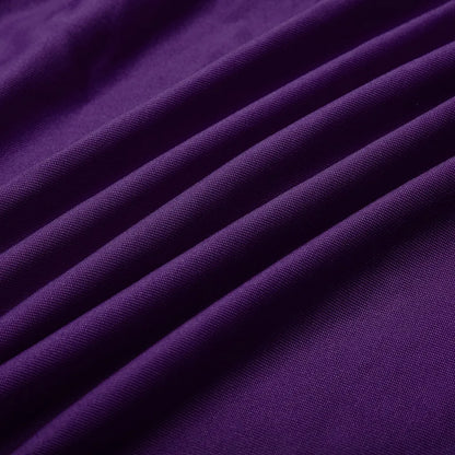 Lila Baumwollstoff, weiche Textur, Falten, hochwertiges Material für Bekleidung und Dekoration.