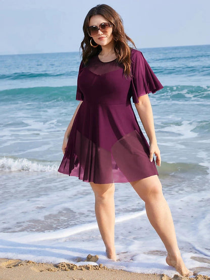 Frau im lila Strandkleid am Meer, Sommermode, Plus-Size, Sonnenbrille, Strandurlaub
