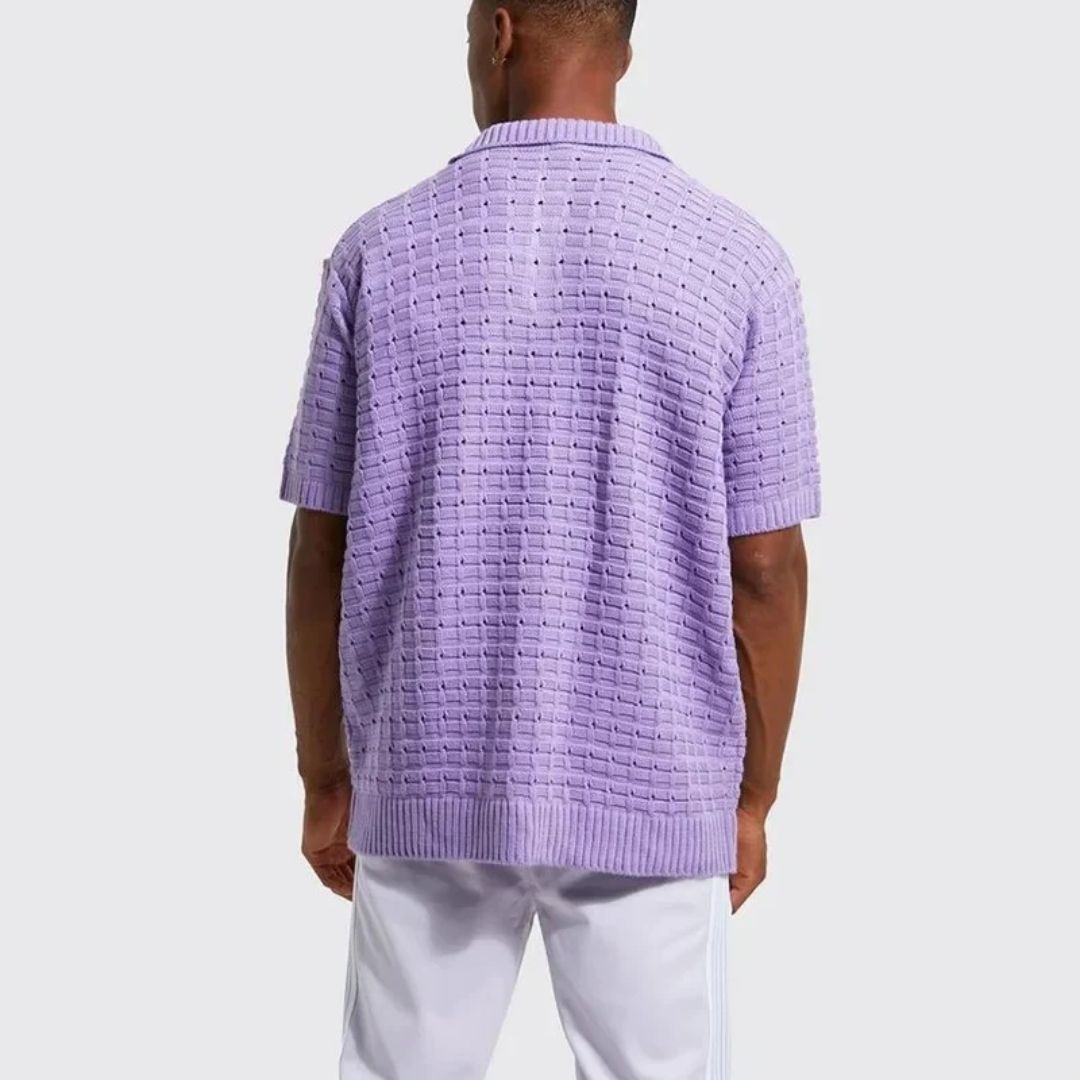 Mann in lila Strickhemd, Rückansicht, kurzärmelig, modisch, Freizeitkleidung, Herrenmode.