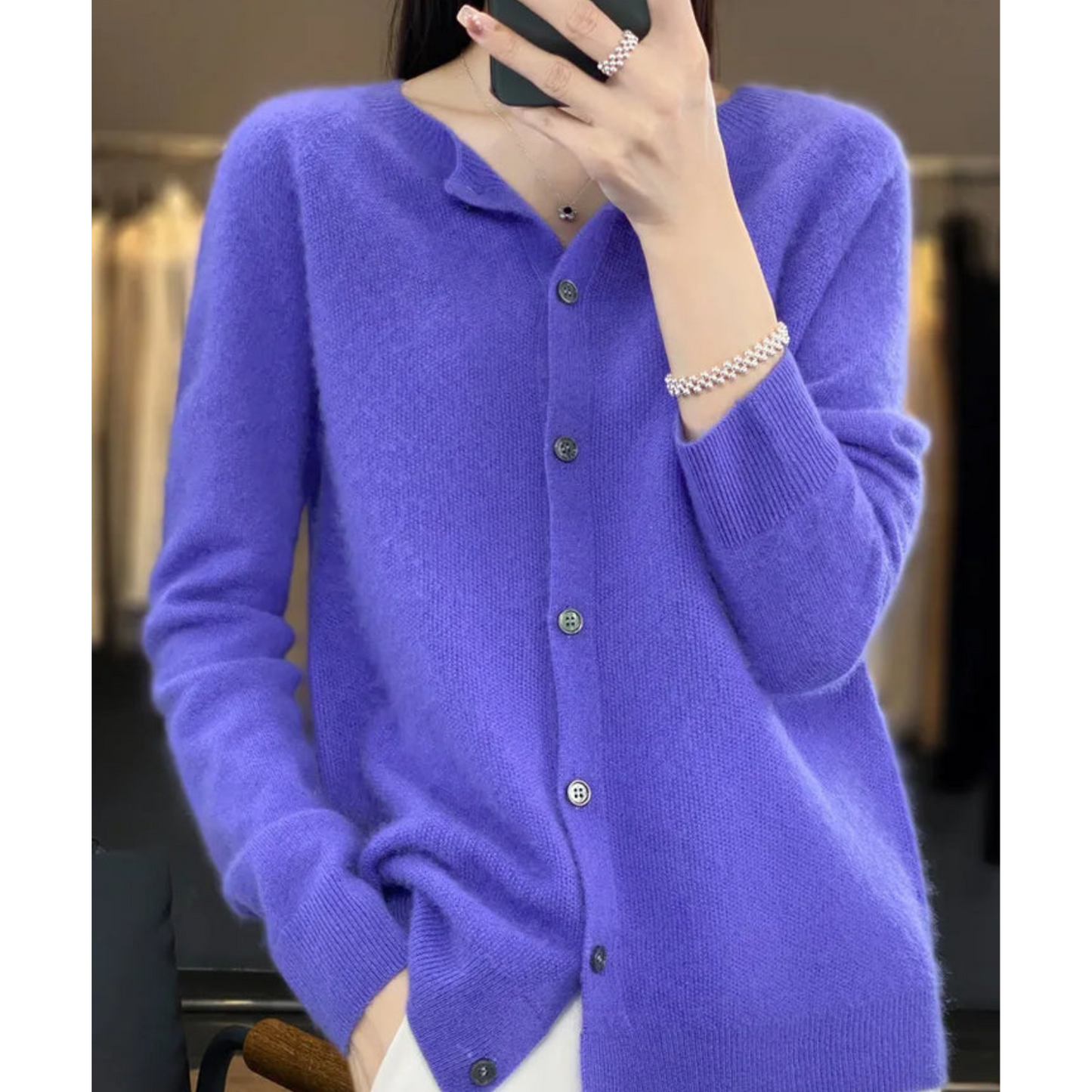 Damen-Cardigan lila, Knöpfe, weiches Material, modisch, bequem, Herbstmode, Strickjacke.