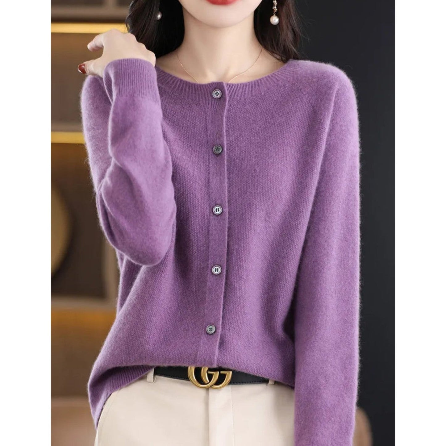 Lila Damen-Cardigan aus Kaschmir, Knopfleiste, elegantes Design, Herbstmode, weiches Material.