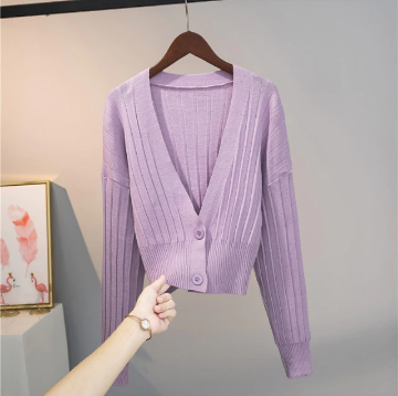 Lila Strickjacke Damen, V-Ausschnitt, Knöpfe, Rippstrick, modisch, bequem, Herbstmode.
