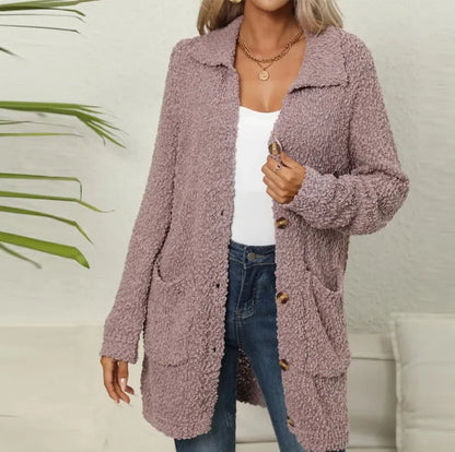 Frau trägt lila Strickjacke, Knöpfe, Taschen, lässig, modisch, Herbstmode, Damenbekleidung.