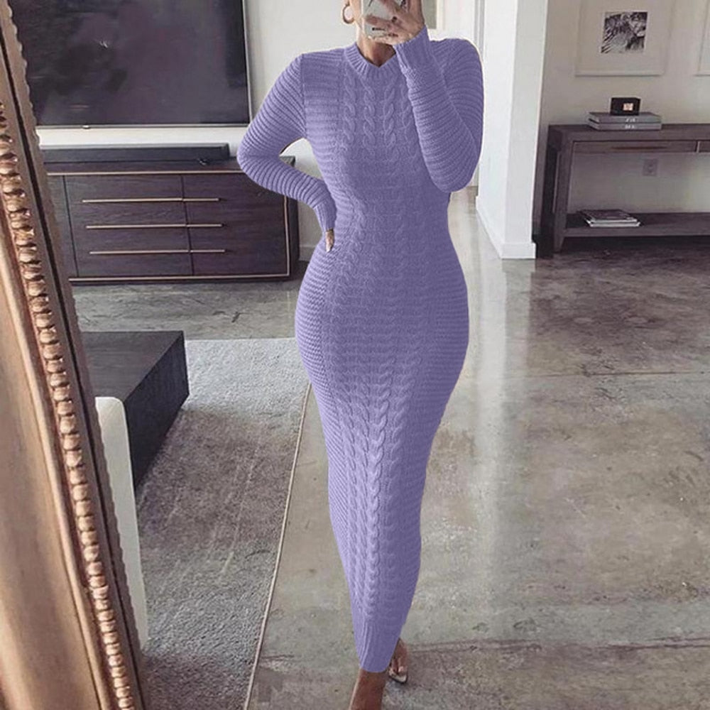 Frau in lila Strickkleid, langärmelig, figurbetont, modernes Wohnzimmer, Spiegelaufnahme.