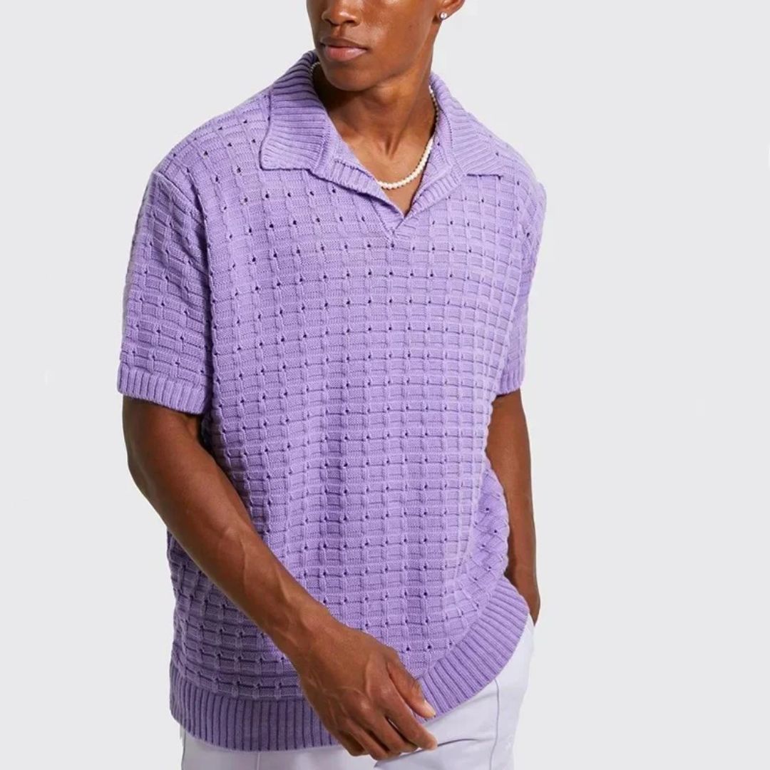 Mann in lila Strickpullover mit Kragen, Kurzarm, modernem Design, lässiger Stil.