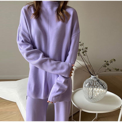 Frau in lila Strickpullover und Hose, moderne Wohnzimmerdekoration, stilvolle Mode.