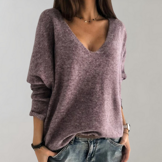 Frau in lila V-Ausschnitt Pullover, lässig, weiches Material, modisch, Herbstkleidung.