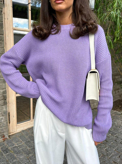 Frau in lila Strickpullover und weißer Hose, modisch, lässig, Herbstmode, draußen.