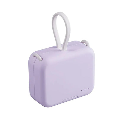 Lila tragbare Powerbank mit weißem Tragegriff, kompakt, ideal für unterwegs.