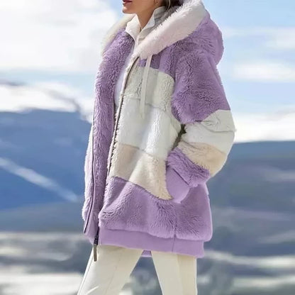 Frau in lila-weißer Kunstpelzjacke mit Kapuze, Wintermode, Outdoor-Bekleidung.