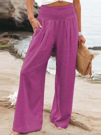 Frau in lila Leinenhose am Strand, Sommermode, lässiger Stil, Damenbekleidung.