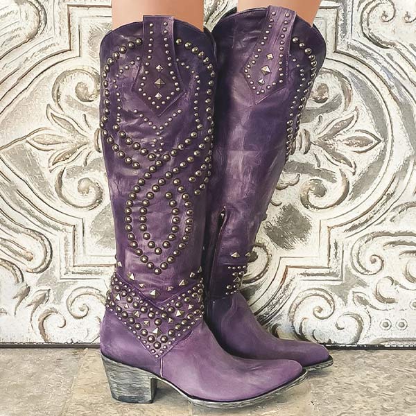 Lila Cowboystiefel mit Nieten, Leder, Damenmode, Westernstil, Vintage-Design, hohe Absätze.