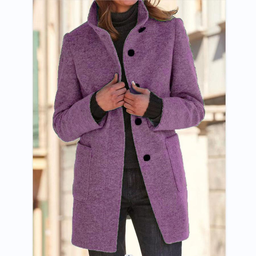 Frau in lila Wollmantel, Stehkragen, schwarze Knöpfe, Herbstmode, eleganter Damenmantel.