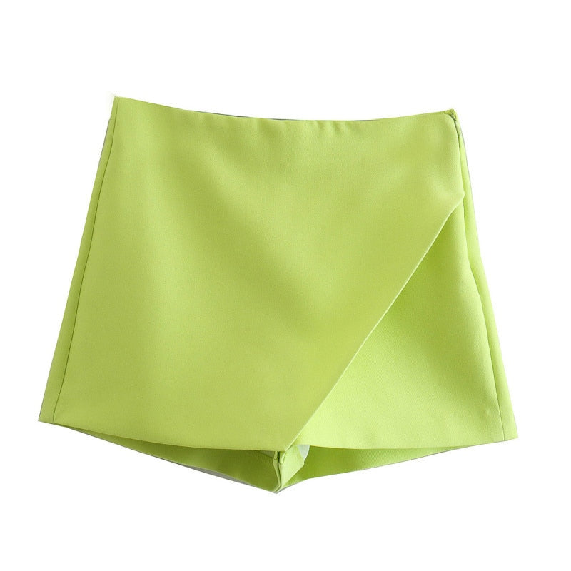 Grüne Damen-Shorts, asymmetrisch, Sommermode, elegant, aus Baumwolle.