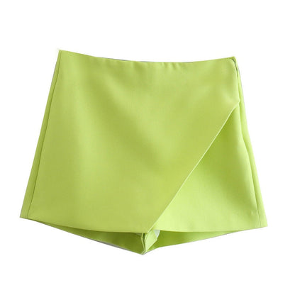 Grüne Damen-Shorts, asymmetrisch, Sommermode, elegant, aus Baumwolle.