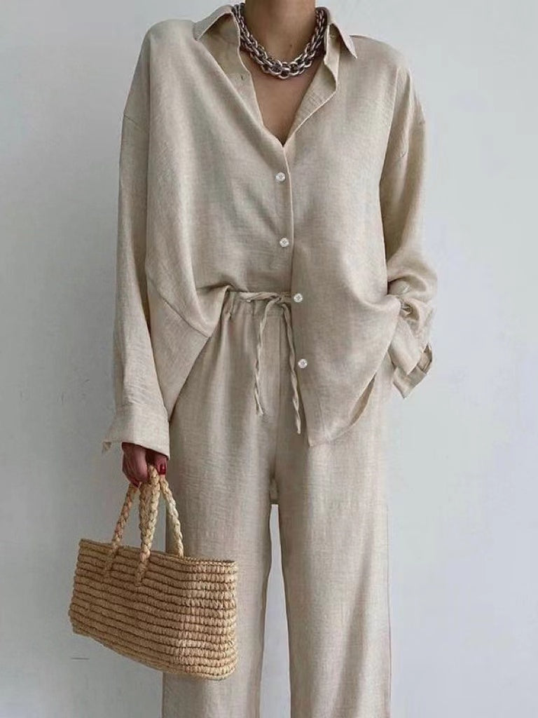 Damen Leinen-Set, beige Bluse und weite Hose, mit Strohtasche, lässige Sommermode.