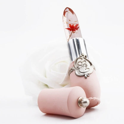 Luxus Lippenstift mit durchsichtiger Blüte, rosa Hülle, elegantes Design, Geschenkidee.