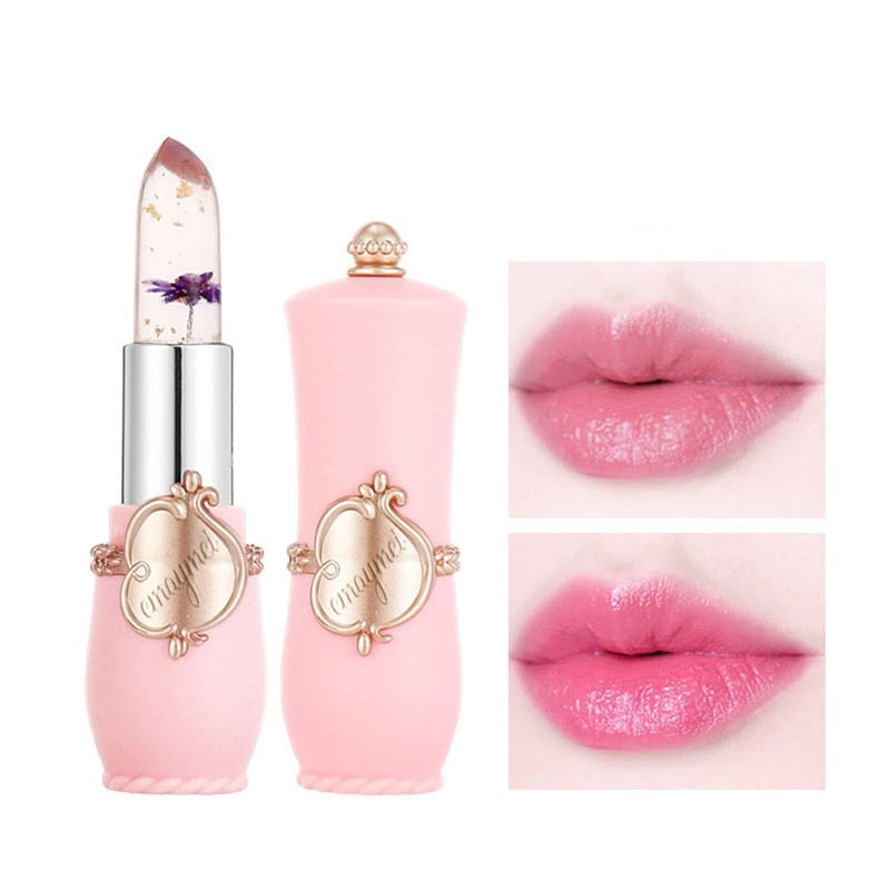 Rosa Lippenstift mit Blume, transparent, feuchtigkeitsspendend, luxuriöses Design, Nahaufnahme Lippen.