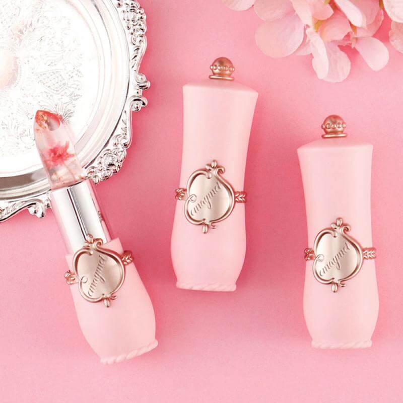 Rosa Lippenstift mit Blumen, elegantes Design, dekorativer Kosmetikbehälter, Vintage-Stil.