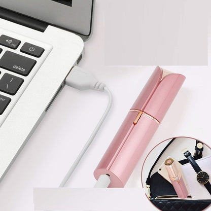 Rosa Lippenstift-Powerbank, USB-Anschluss, tragbar, stilvolles Design, ideal für unterwegs.