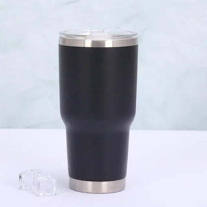 Schwarzer Edelstahl-Thermobecher mit Deckel, isoliert, wiederverwendbar, 500ml, auf Tisch.