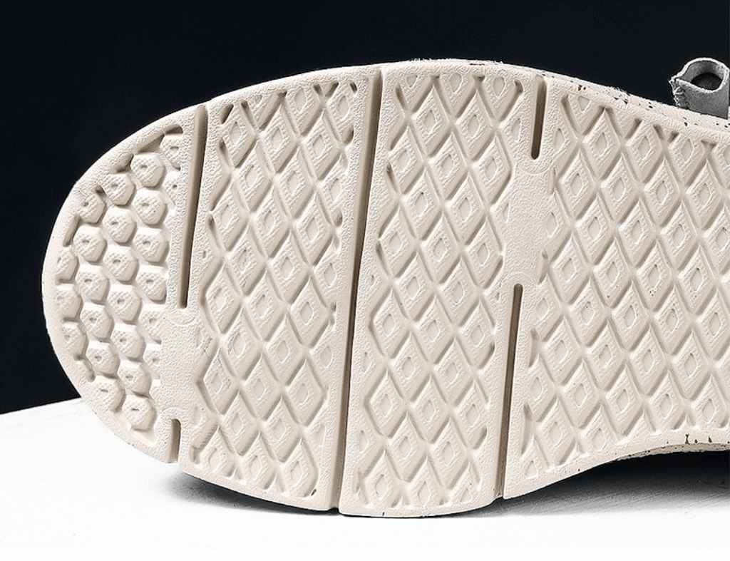 Beige Sohle eines Loafers, rutschfestes Gummimaterial, Nahaufnahme, strukturierte Oberfläche.