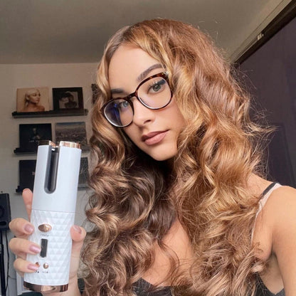 Frau mit Lockenstab, braune Haare, Brille, modernes Styling, Haarpflege, Innenraum.