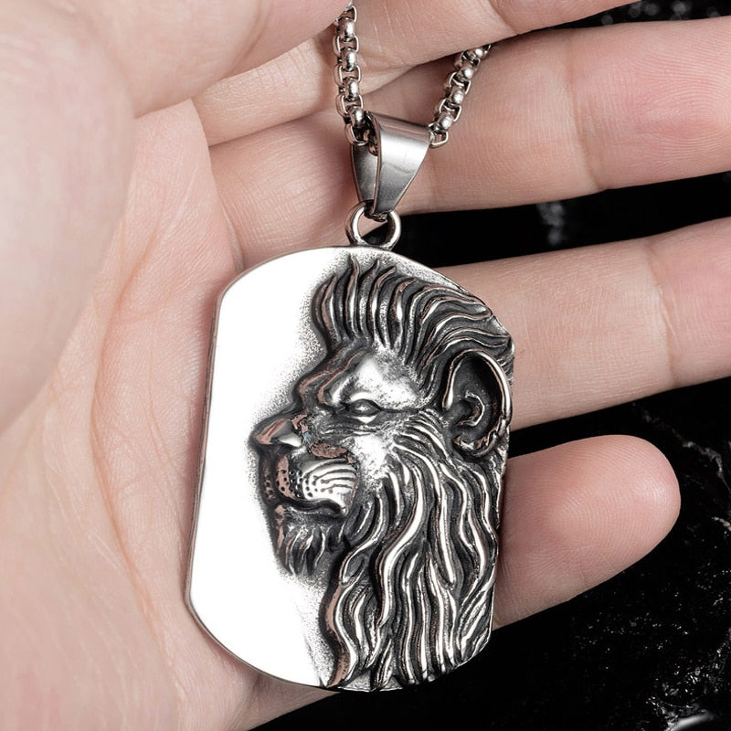 Silberner Löwenanhänger auf Kette, detailreich, maskulin, Schmuck für Herren, Handfläche.